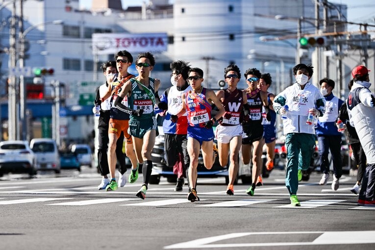 青学大9区を走った岸本大紀（4年）。8位で襷を受け取り、5人をごぼう抜き。区間賞を獲得した　©Nanae Suzuki