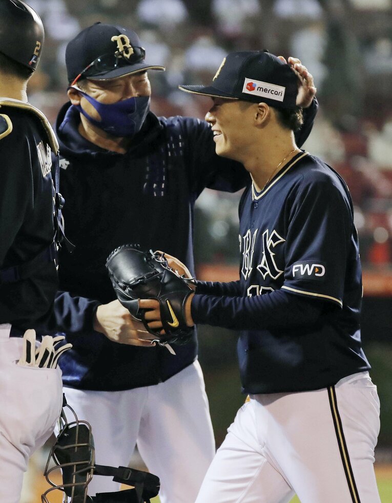 完封で今季18勝目を挙げた山本由伸を迎える中嶋監督　©︎KYODO