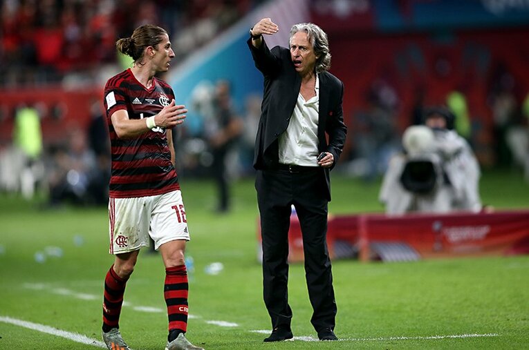 フラメンゴの選手に熱く指示を送るジェズス監督。彼のような外国人監督が増え、ブラジルサッカーも変わるのかもしれない。 ／ photograph by Masaki Shimozono