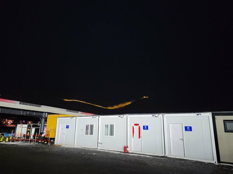 スキージャンプの会場からは光る万里の長城が見えた（筆者撮影）