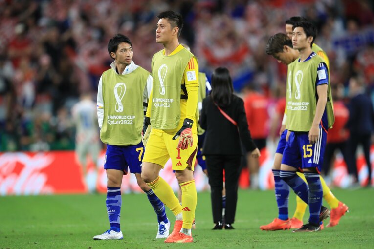 クロアチア戦後、選手たちをなぐさめ、自身も涙する川島　©Kazuo Fukuchi／JMPA