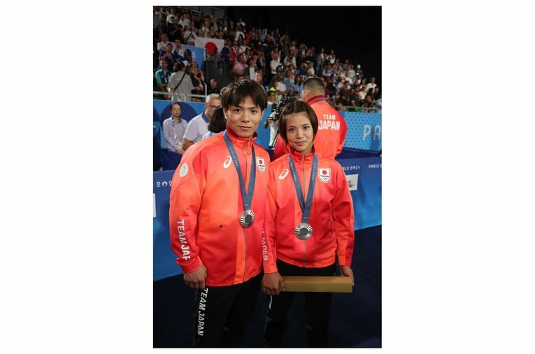 混合団体戦、メダルを獲得した阿部兄妹　©Tetsuya Higashikawa/JMPA
