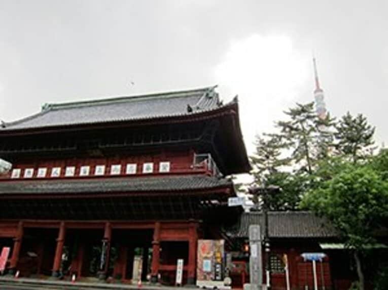 増上寺の重要文化財である三解脱門（三門）。駅名にもなった大門（現在はコンクリート製）とはまた別なのだが、これが一番目立つ