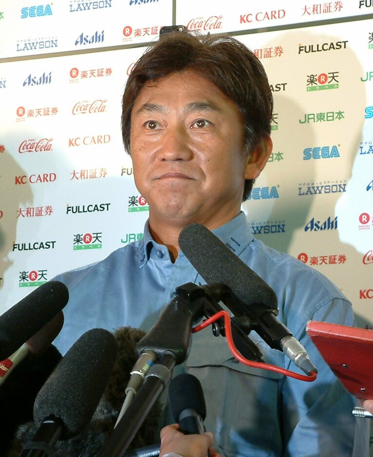 9月25日、退団が決まり、記者の質問に答える田尾監督。この2日前にクビが宣告された　©JIJI PRESS