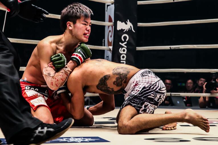 驚きのニンジャチョークでフィニッシュ　©RIZIN FF Susumu Nagao