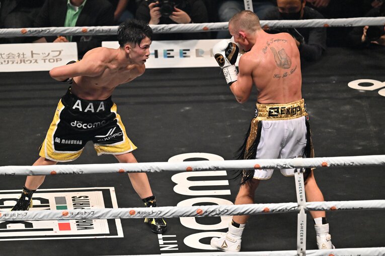 まさか…“後ろ手組み”でバトラーのパンチを待つ井上。そこから一転攻勢を仕掛ける（1／4）　©Naoya Sanuki