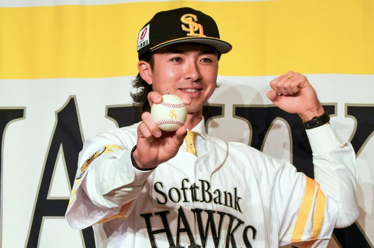 12月26日に行われた、上沢直之（30歳）のソフトバンク入団会見　©JIJI PRESS