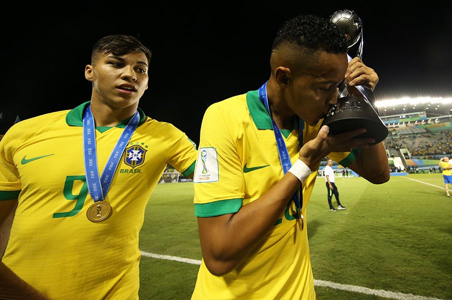 フラメンゴ火災の悲劇から9カ月後、親友にU-17W杯優勝を捧げたラザロ。<Number Web> photograph by Getty Images