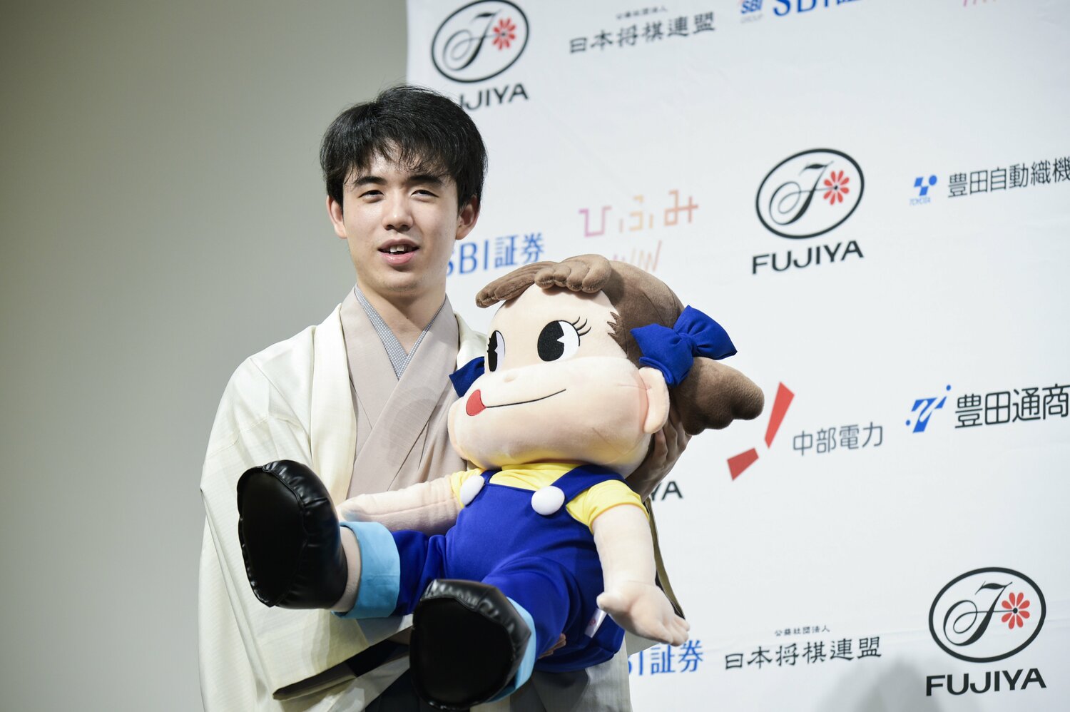 不二家のペコちゃんを抱く藤井　©Wataru Sato