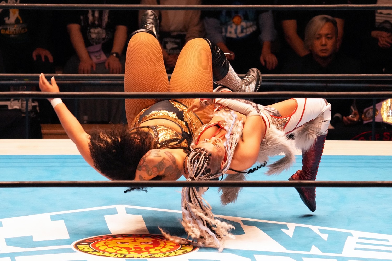 ナイチンゲールの巨体を持ち上げ、逆転のバックドロップを放つジュリア ©Essei Hara