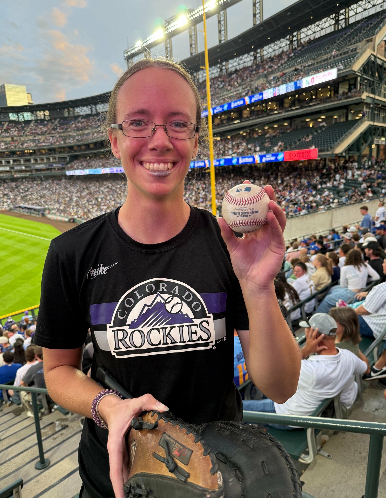 ホームランボールをキャッチしたサバジュさん ©Naoyuki Yanagihara