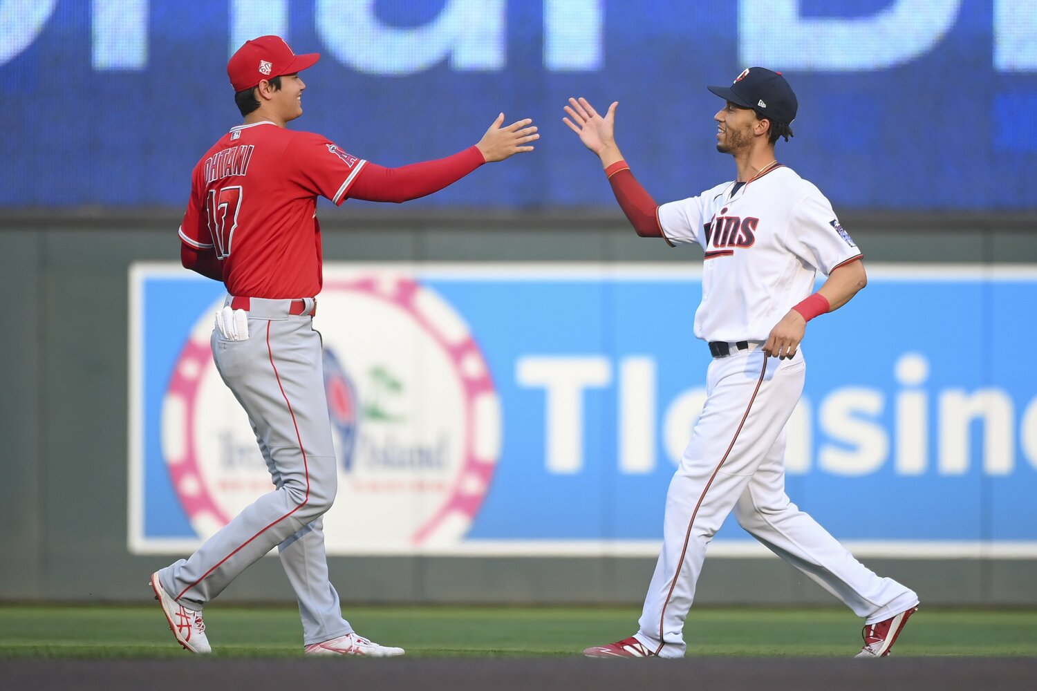 エンゼルスからツインズに移籍したシモンズとの再会を喜ぶ大谷。シモンズはカブスを経て現在FAとなっている　©Getty Images