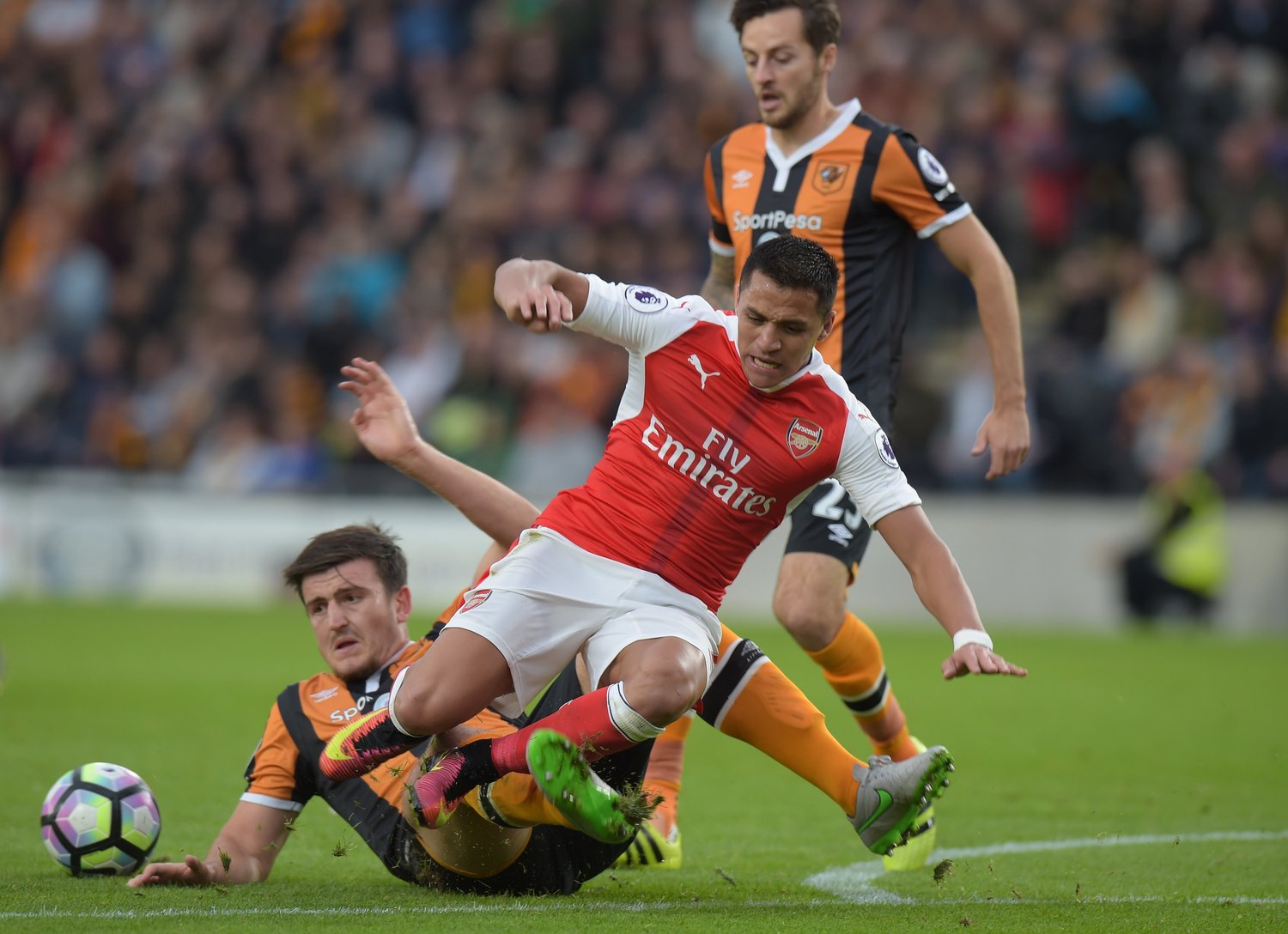 アレクシス・サンチェスに鋭いスライディングタックルを浴びせるマグワイア　©Getty Images