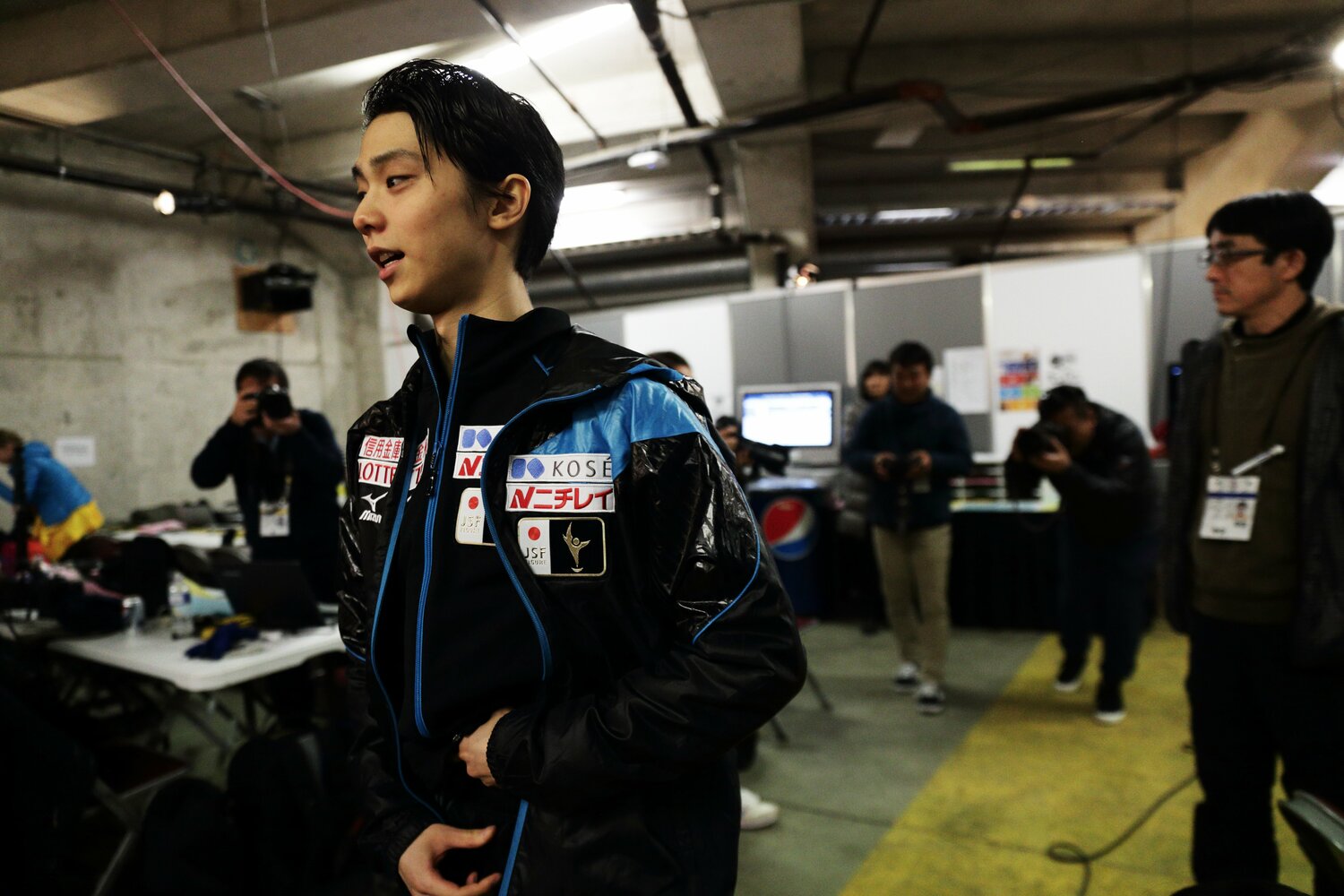 多くのフォトグラファーが羽生の一挙手一投足に注目し、カメラを向ける(写真は2016年スケートカナダ) ©Tsutomu Takasu