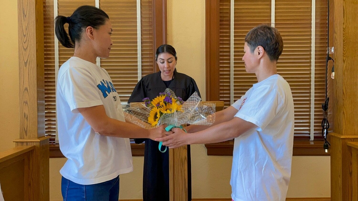 アメリカで結婚した二人。手続きは本当に簡単で、カジュアルで明るい挙式となった　（本人提供）