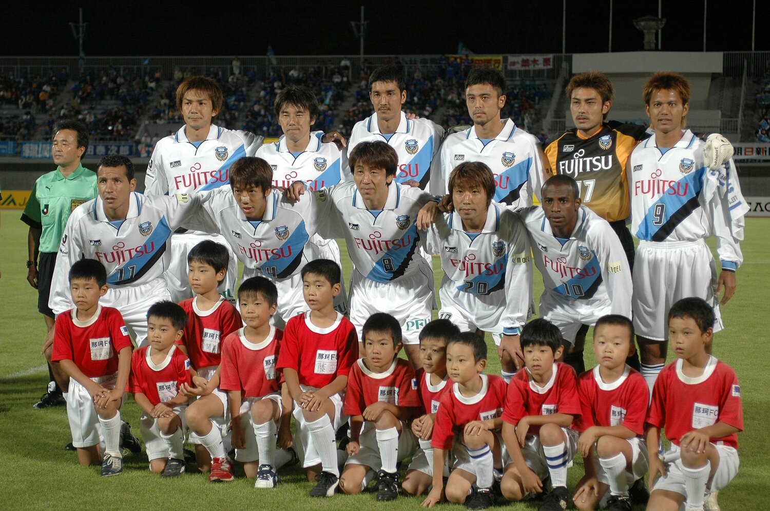 2004年、J2時代のフロンターレ。ジュニーニョは前列右端に　©Getty Images