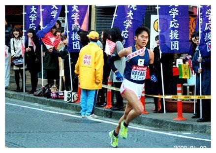2009年の箱根駅伝を走る川内　©Yuki Kawauchi