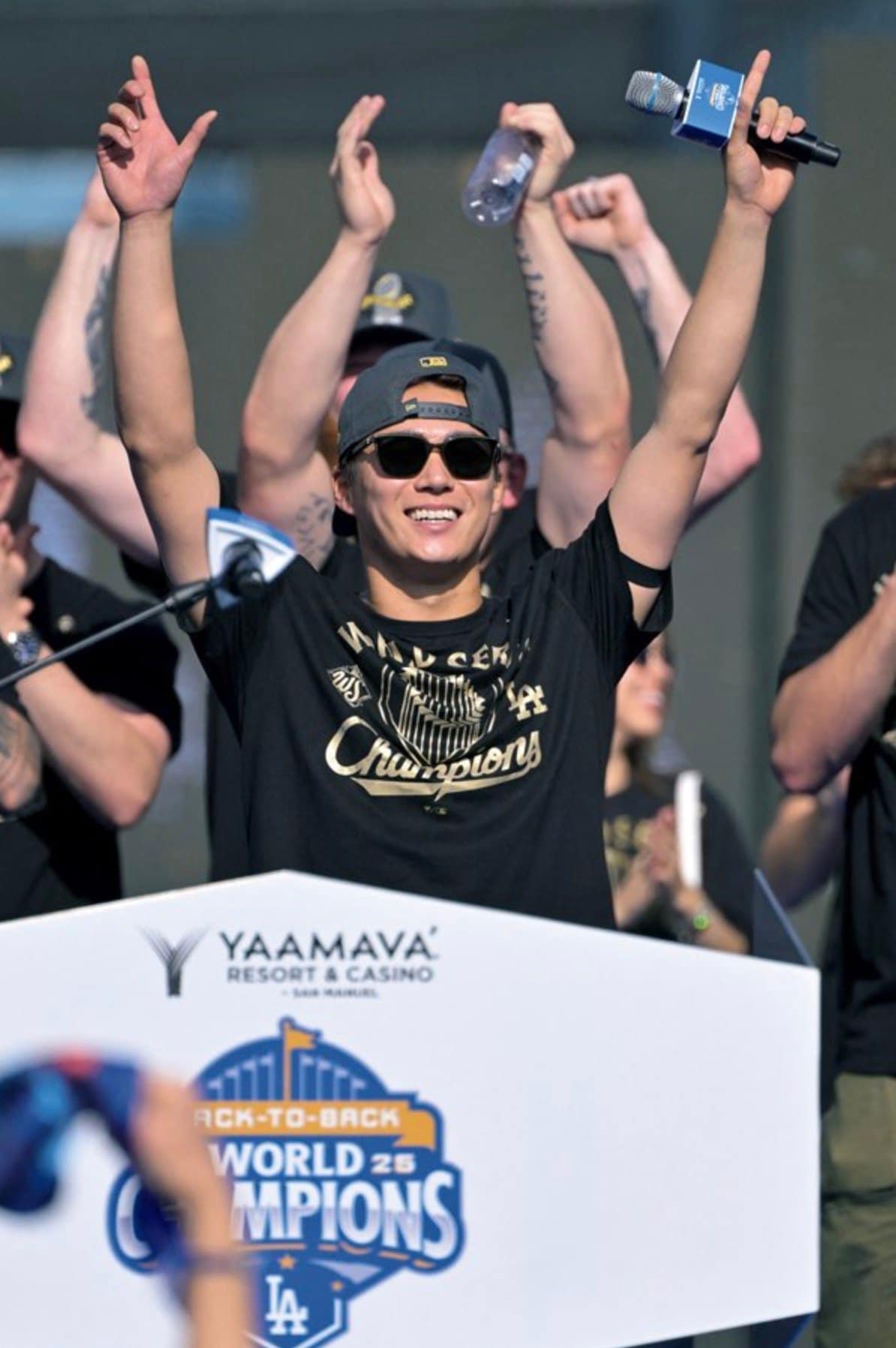 パレード後のスピーチではチームメイトからも大喝采を浴びる ©AFLO