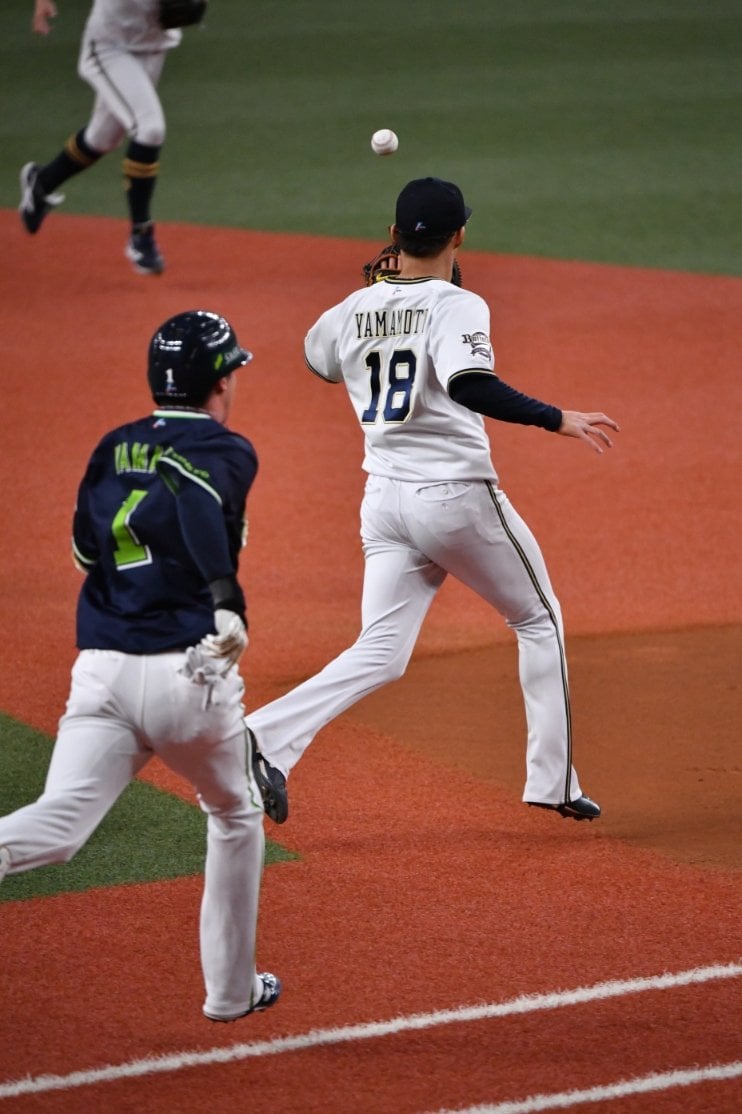 一塁ベースカバーに入る山本由伸　©Hideki Sugiyama