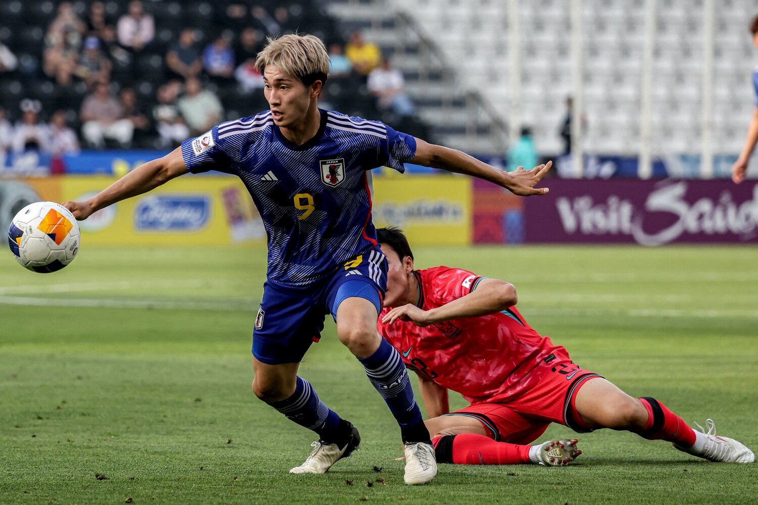 韓国戦でアグレッシブなプレーを見せた藤尾翔太 ©AFP/JIJI PRESS