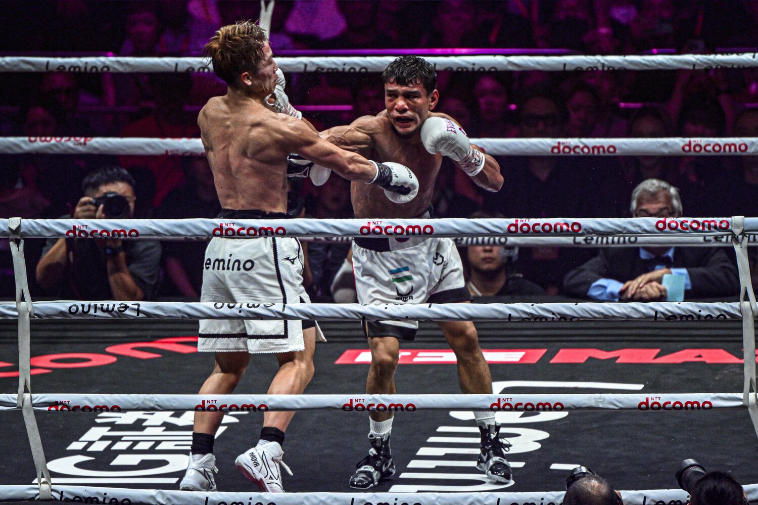 最終12ラウンドでアフマダリエフの右を被弾し、一瞬ヒヤリとする場面も…　©Tayakuya Sugiyama