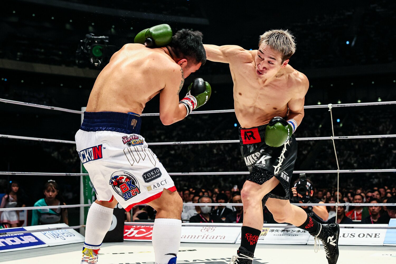 1ラウンドから積極的にパンチを繰り出した安保　©RIZIN FF Susumu Nagao