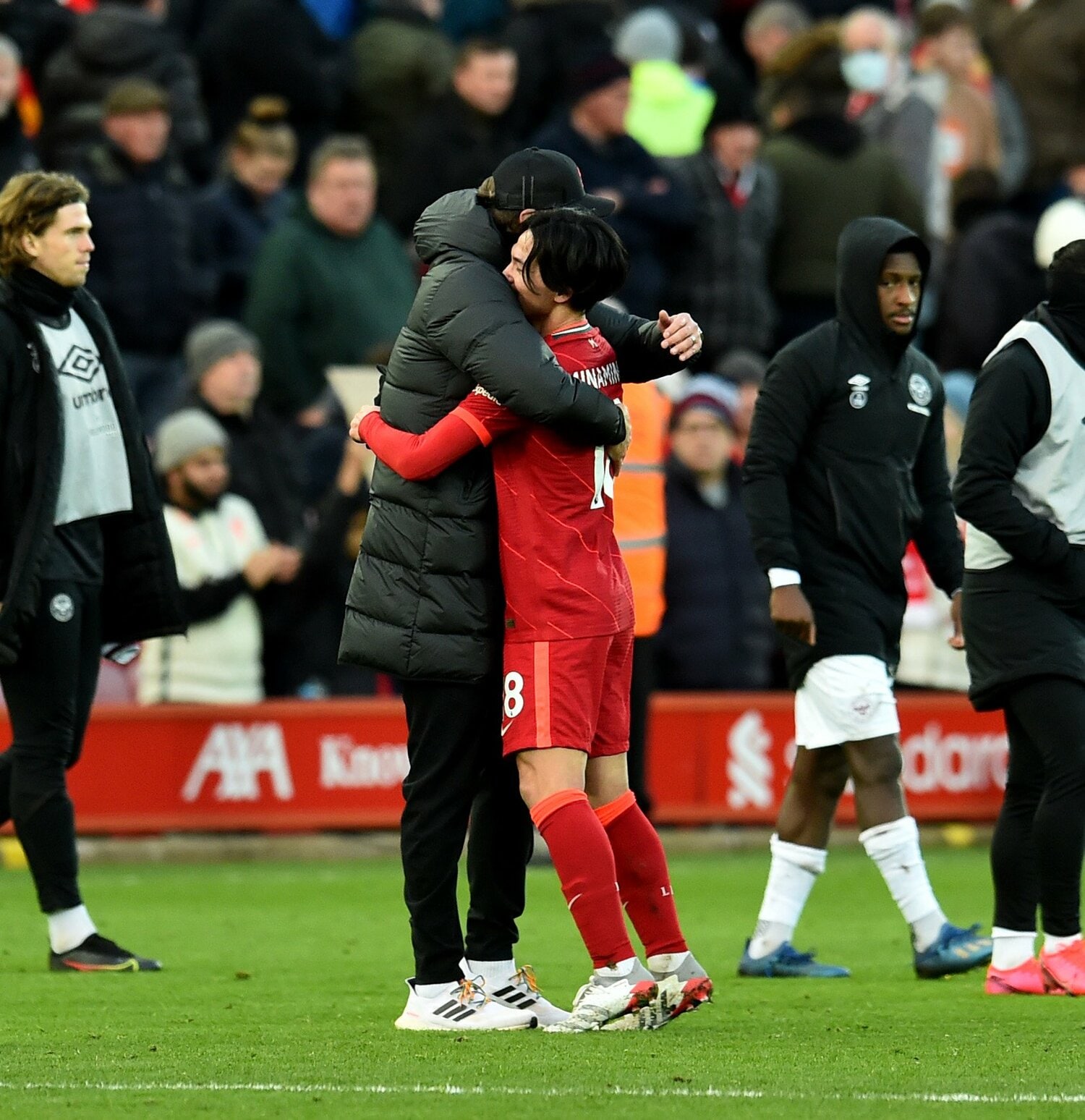 試合後、クロップ監督は南野を抱きしめた　©Getty Images