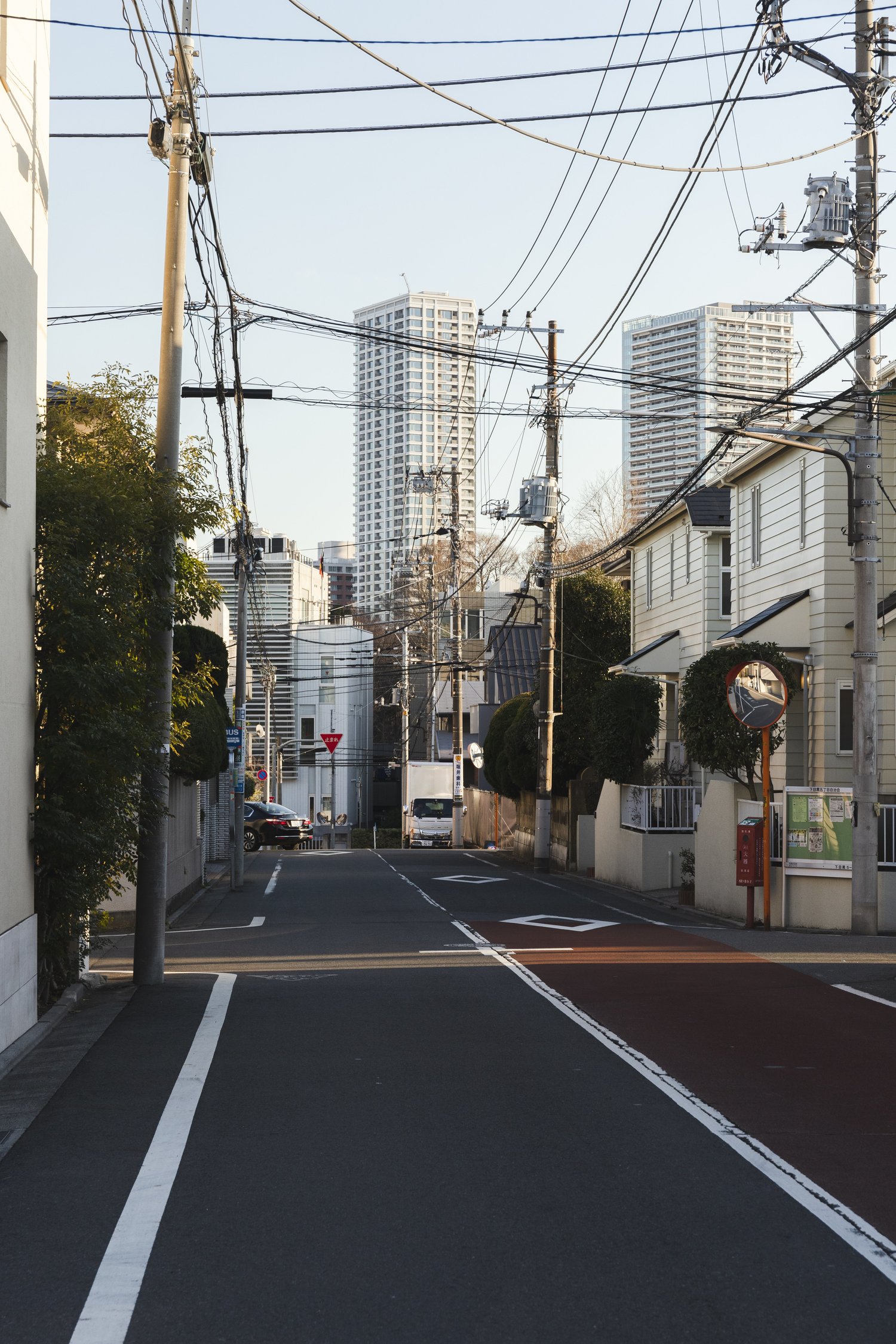元競馬場通り。細い面影路地は途中で途切れていた