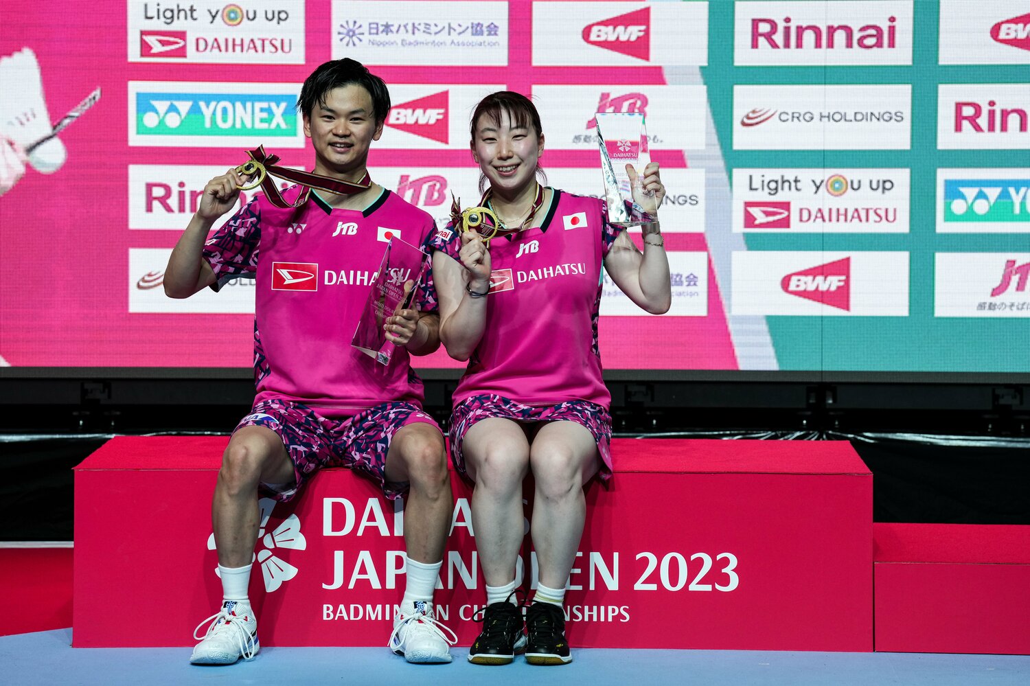 金メダルを手にし喜ぶ渡辺・東野　©Getty Images