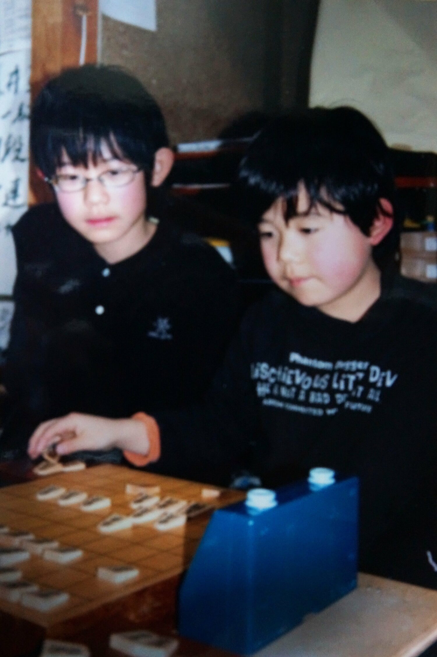 子供将棋教室で将棋を指す８歳ごろの藤井竜王・名人（右。ふみもと子供将棋教提供）