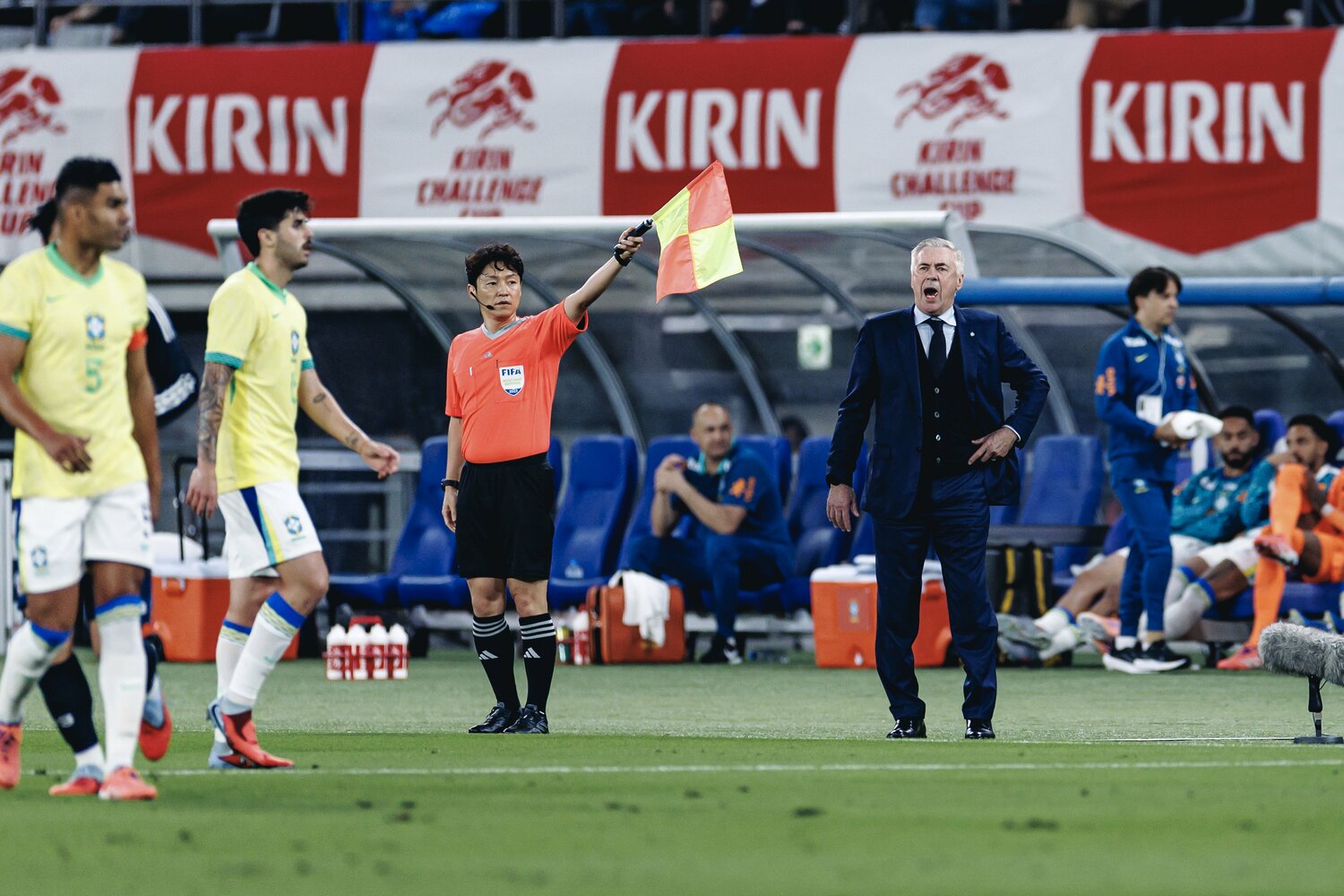 テクニカルエリアで厳しい表情のアンチェロッティ監督　©Kiichi Matsumoto