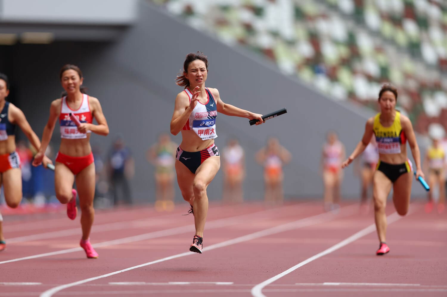 圧勝で2連覇を決めた日本選手権リレーの4×100ｍＲではアンカーを務めた奥野　©AFLO