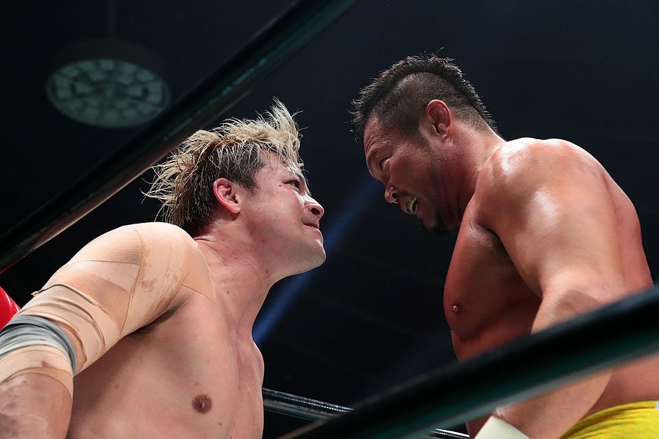 12月6日、長時間におよぶ闘いを繰り広げた潮崎（左）と杉浦　(C)プロレスリング・ノア