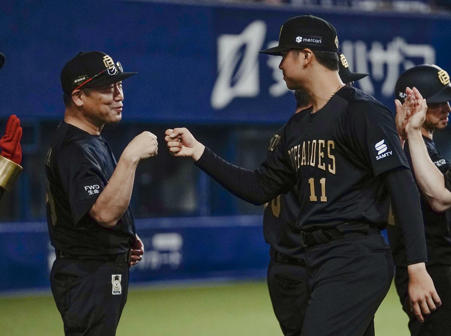 首脳陣、チームメートも待ち望んでいた今季1勝目。山下とグータッチを交わした中嶋監督(左)の頬も緩んだ ©︎KYODO