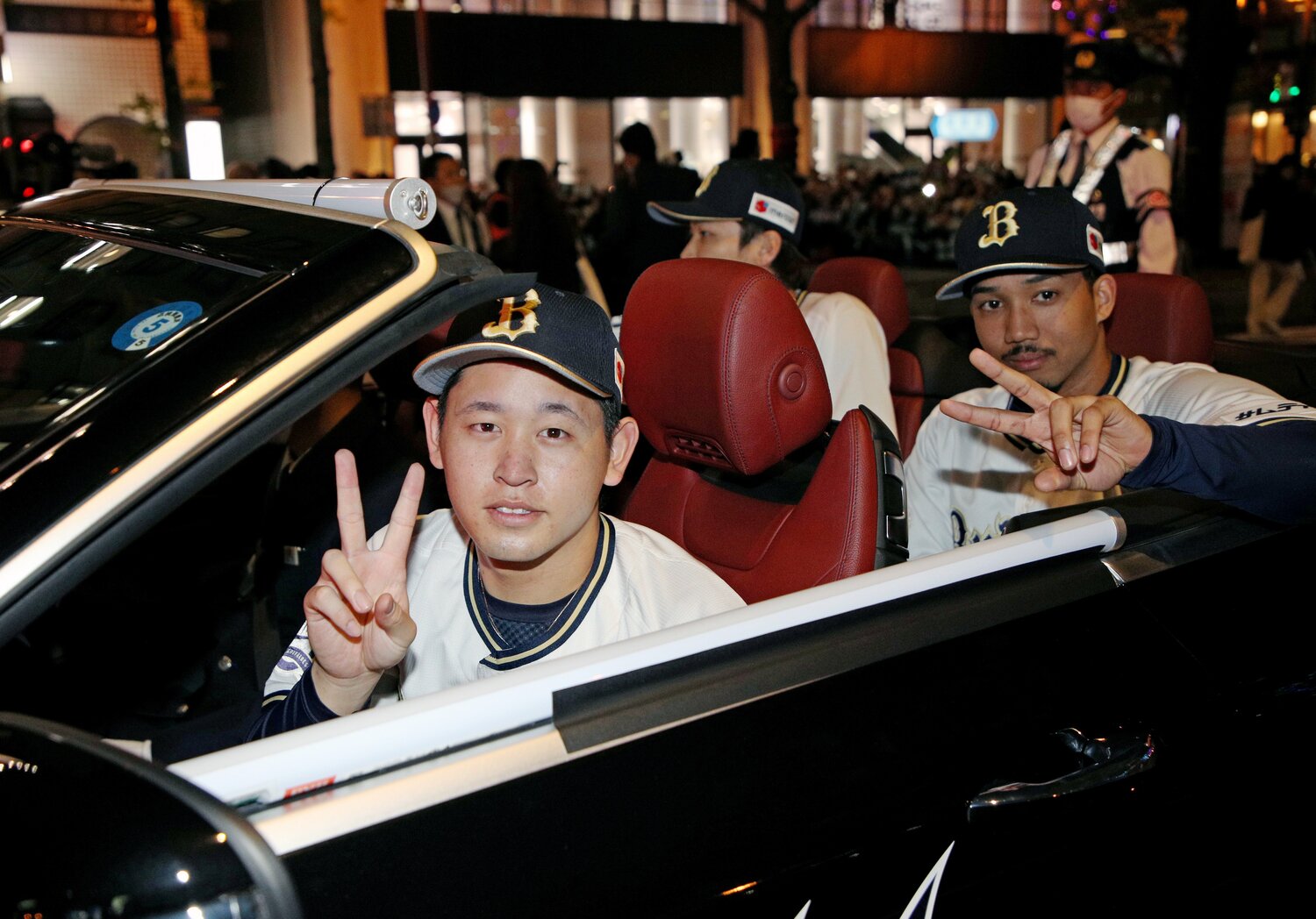 優勝パレードでポーズを取るオリックス宮城大弥　©︎JIJI PRESS
