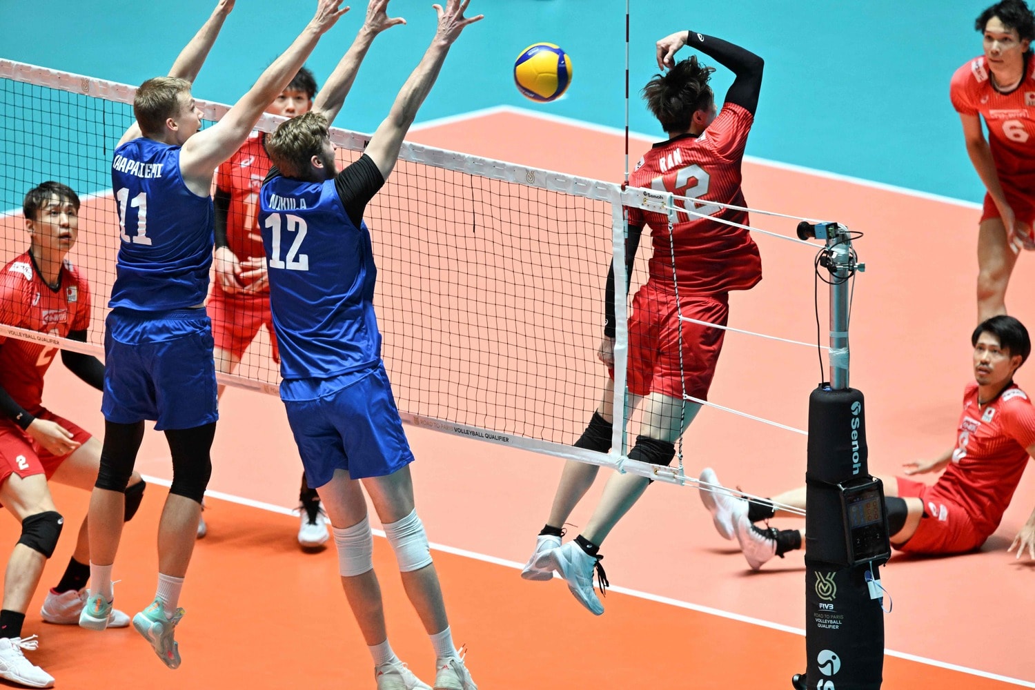 パリ五輪予選フィンランド戦で魅せた“背面ショット”。SNSには「マンガのよう」との驚きの声が上がった　©︎JIJI PRESS