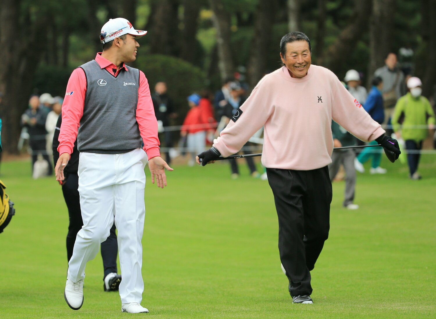 2017年11月、ダンロップフェニックスで同組でプレーする松山英樹とジャンボ尾崎 ©︎JIJI PRESS