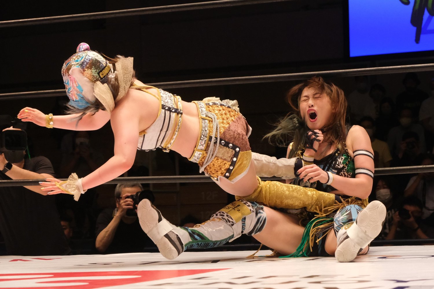 スターライト・キッドと対戦した上谷沙弥（右）