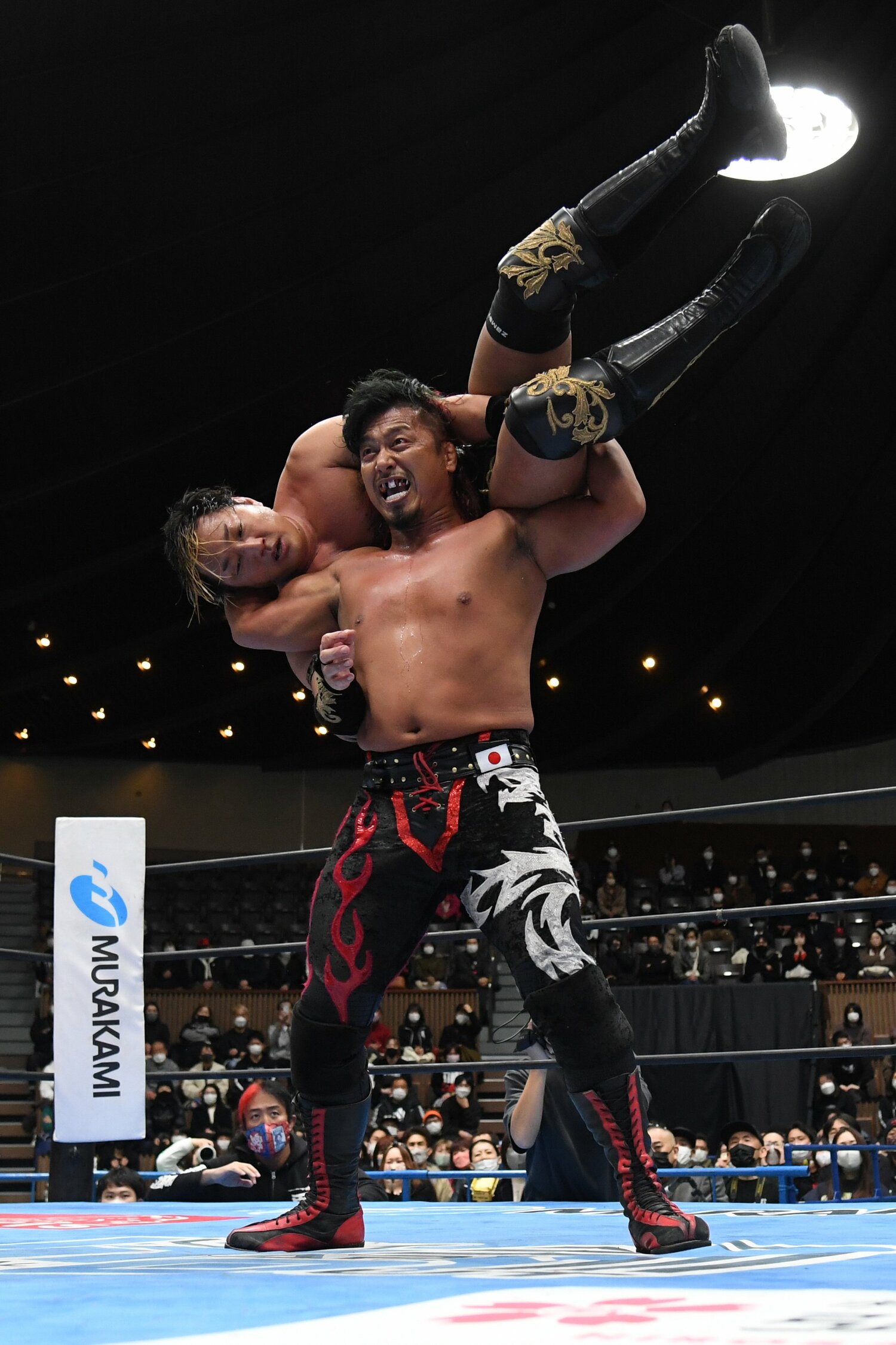 鷹木信悟と激闘を繰り広げたタイチだったが、最後はラスト・オブ・ザ・ドラゴンで力尽きた(クリックすると「この記事の写真」に飛びます。流血等の過激な写真を含みますのでご注意ください)