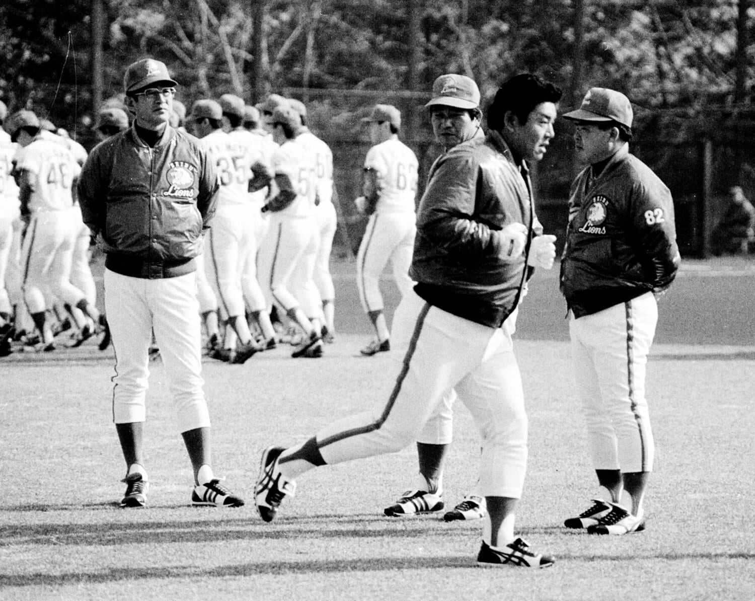 1984年1月の所沢キャンプで。ランニングする江夏を見つめる広岡達朗監督（左）　©Sankei Shimbun