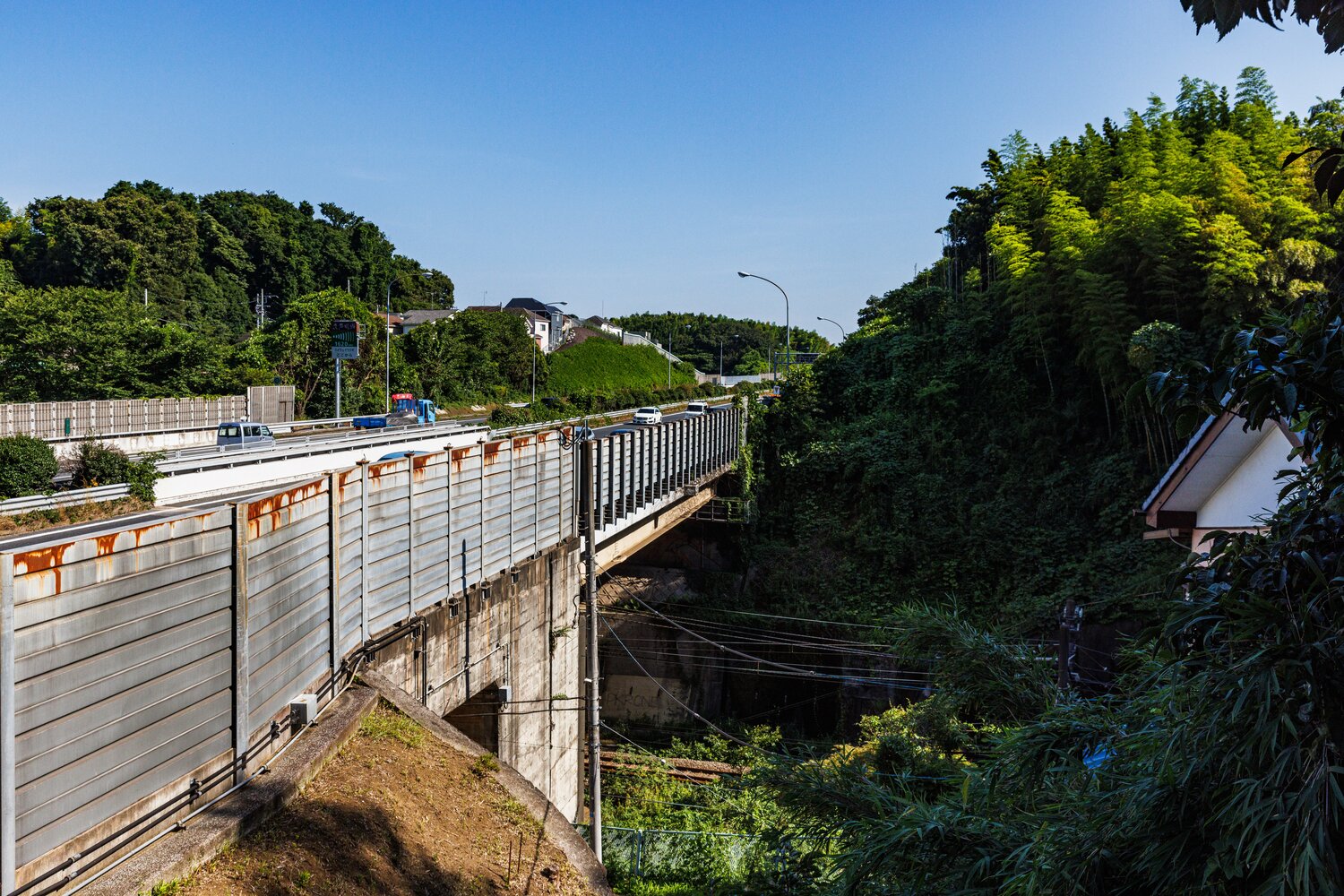 別の角度から。第三京浜が横切る森。ここに小机城があった