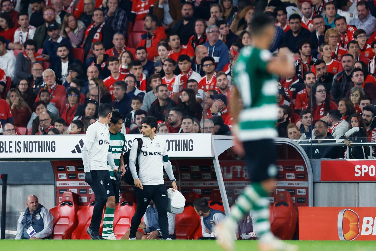 医療スタッフと引き上げる守田