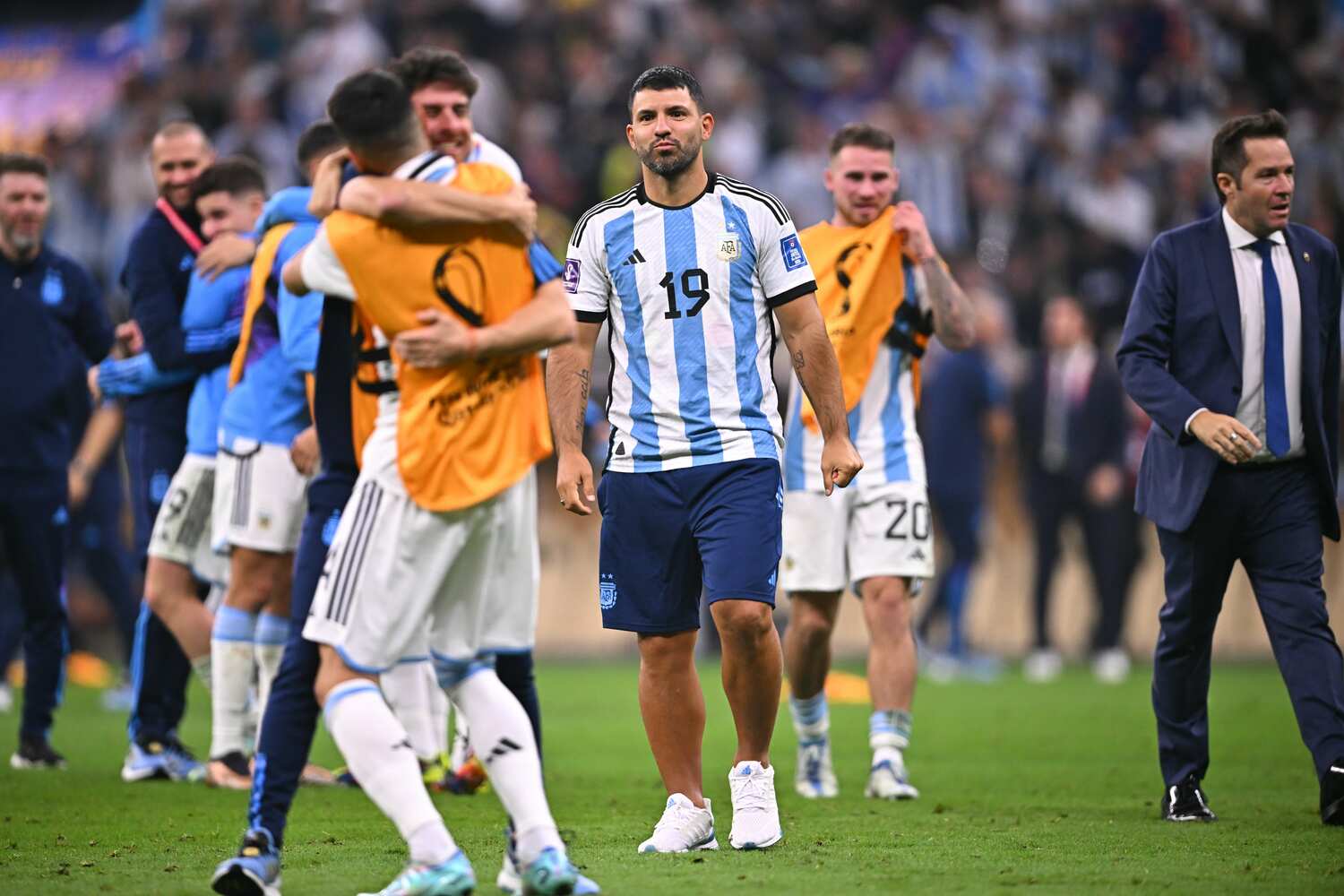 優勝直後、アグエロはまるでメンバーかのようにユニフォーム姿だった ©Takuya Kaneko/JMPA