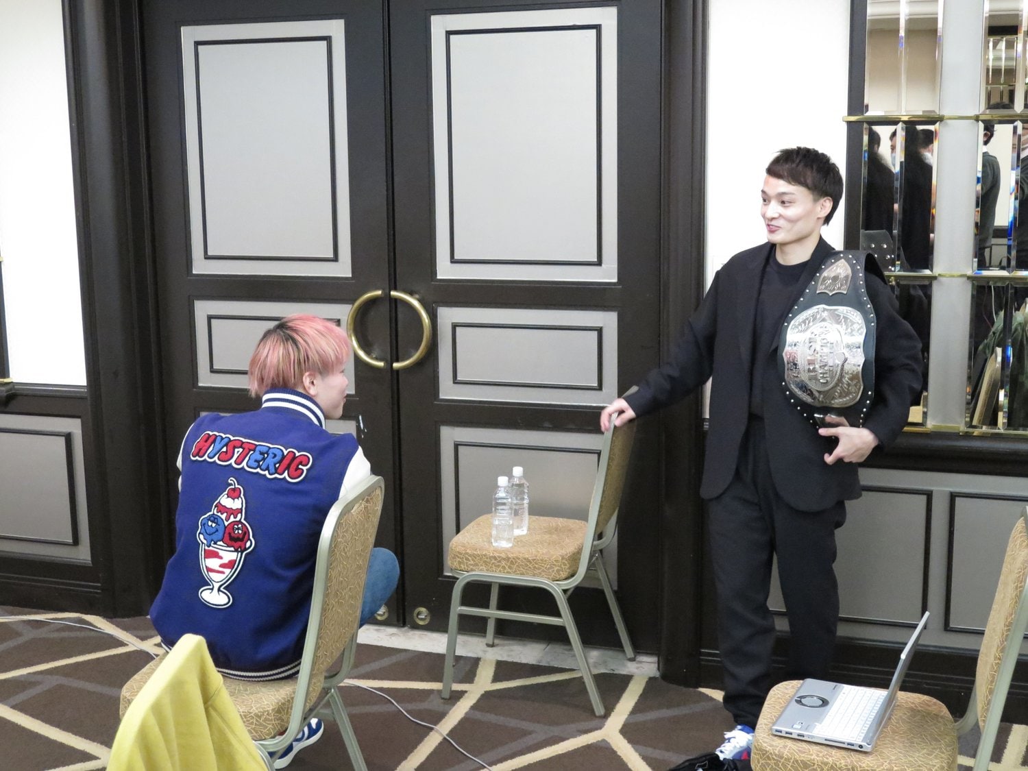 20年11月、談笑する那須川天心（左）と志朗　©Koji Fuse