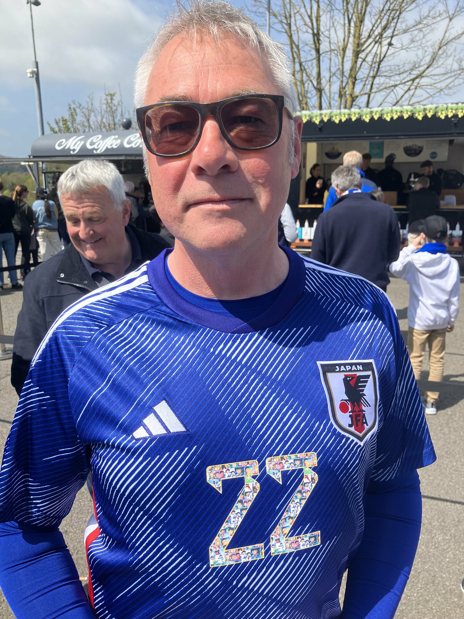 4月29日のウルブス戦。日本代表ユニを着用したブライトンサポーター（1／2枚）。三笘のことは開幕前のプレシーズンマッチから「大のお気に入りだった」と話す　©Kosuke Tajima