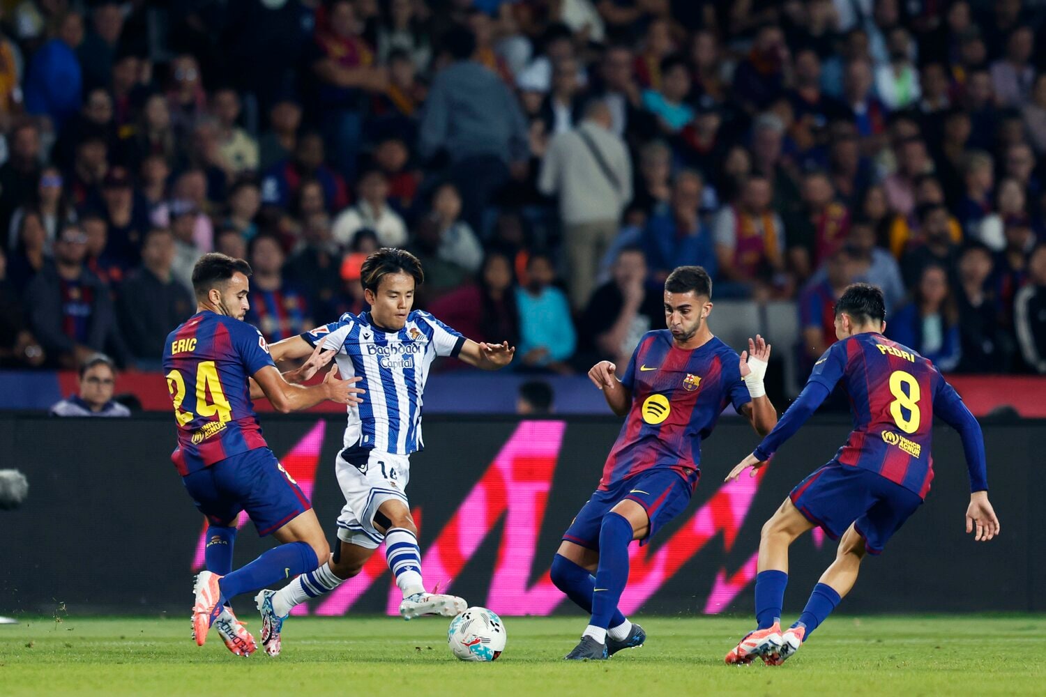 バルサメンバーに囲まれる久保