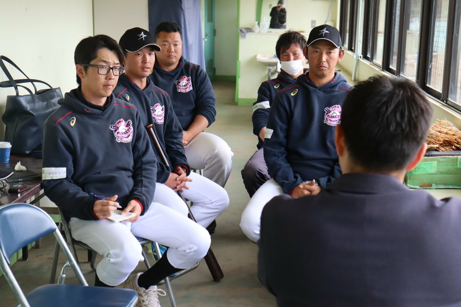 色川GMと監督、コーチ陣のミーティング ©Kou Hiroo