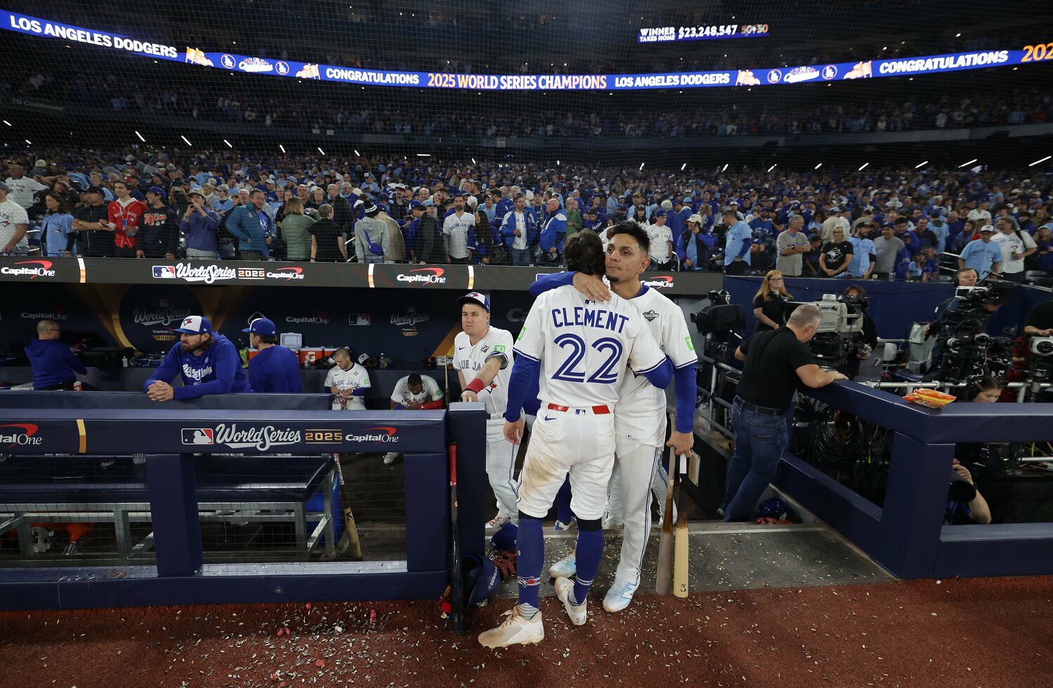 もつれにもつれたワールドシリーズで敗れ肩を落とすブルージェイズの選手とファン　©Getty Images