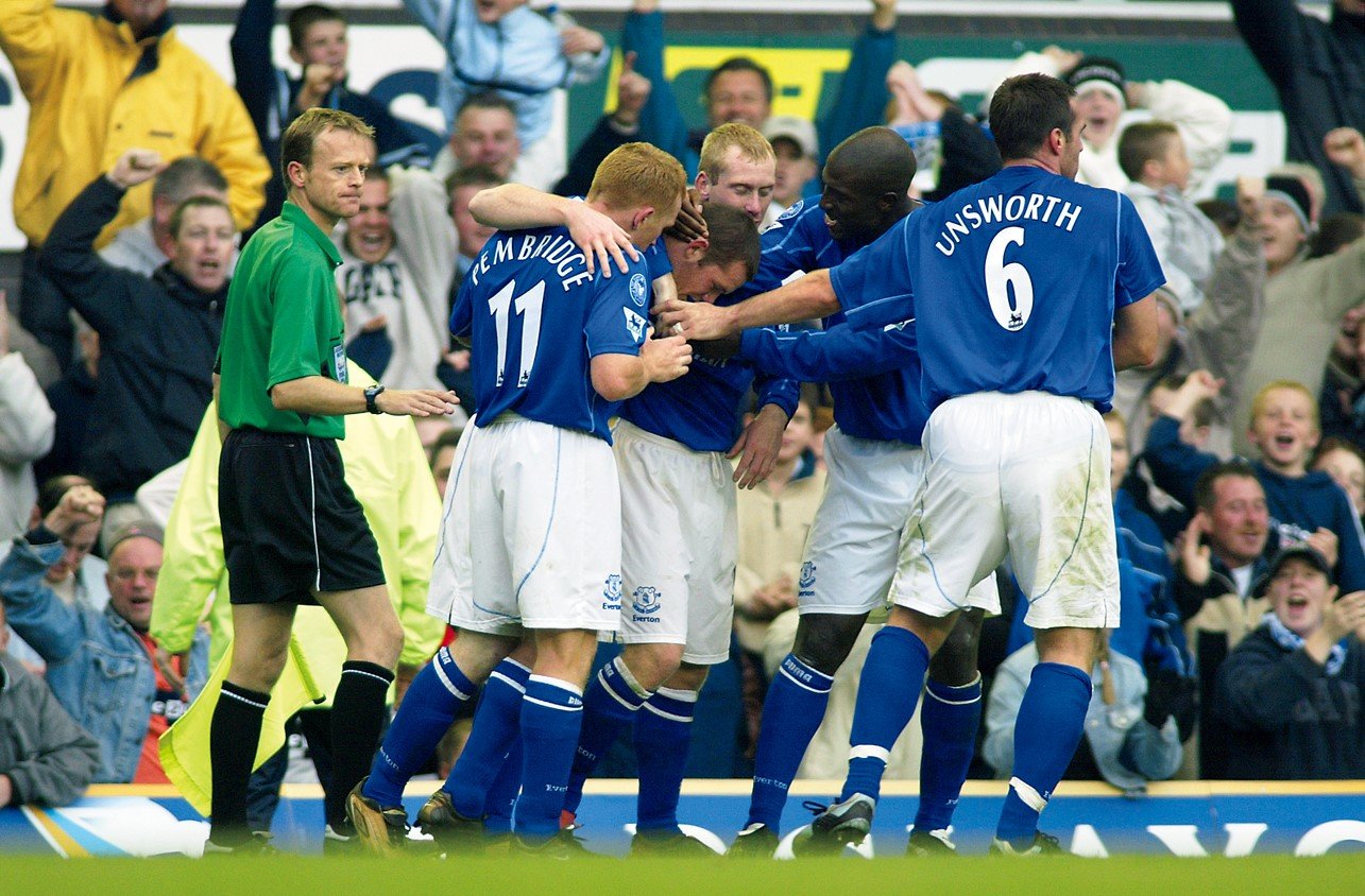 プレミア初ゴールをエバートンのチームメイトから祝福されるルーニー（左から2番目）　©AFLO