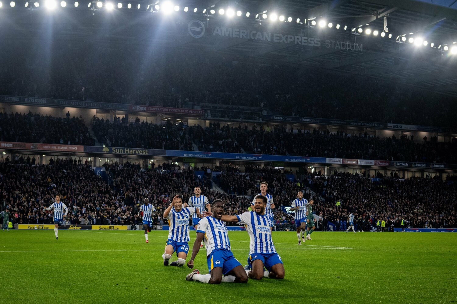 10月6日のトッテナム戦。ウェルベックのゴールが決まり、0-2から3-2と劇的な逆転劇に。他の選手のゴールでは珍しく、三笘も“膝スライディング”【1枚目／全2枚】　©Getty Images